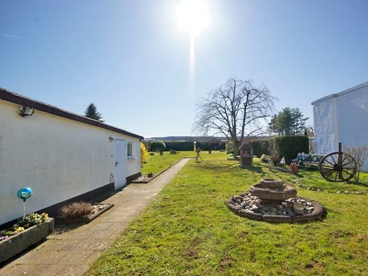 Garten mit Zugang zur Garage