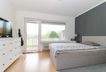 Großes Schlafzimmer mit Balkonzugang