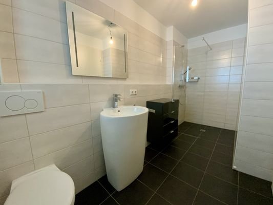 Zeitloses Bad mit Dusche .....