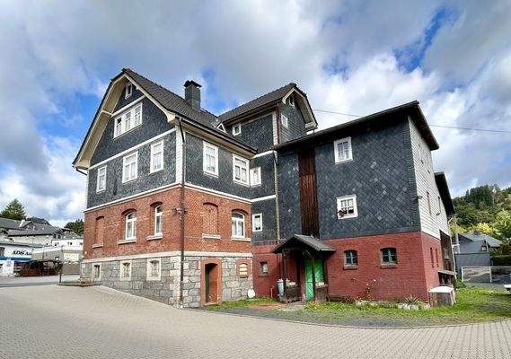 Seitenansicht mit Anbau und Seiteneingängen