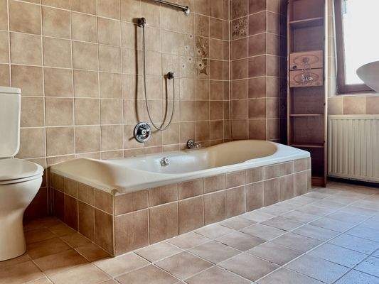 Wannenbad mit Tageslicht im 1. OG