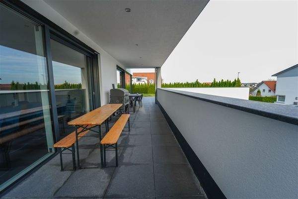 Überdachte Terrasse EG