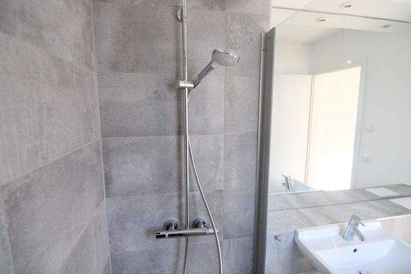 Zwei vollwertige Badezimmer