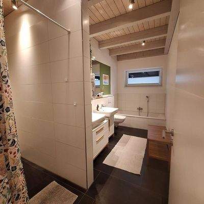 Bad mit Dusche und Badewanne