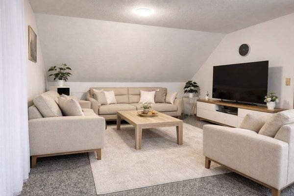 Wohnzimmer OG (Einrichtung KI verändert)