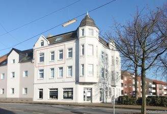 Haus Straßenseite mit Wohnung