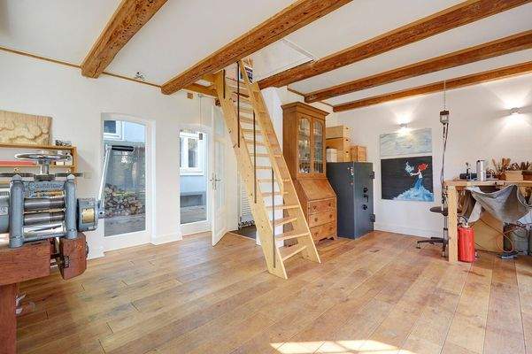 Aufgang ins Dachgeschoss und Zugang zum Bad