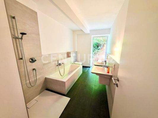 Eines von 3 Bädern - mit Tageslicht, Wanne und Dusche