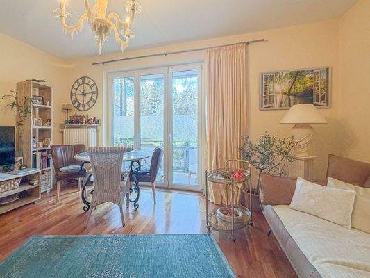 Wohnzimmer mit Balkon