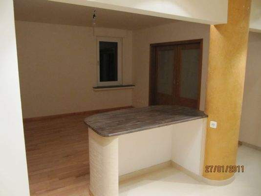 Blick aus offener Küche z. Wohnzimmer u. sep. Raum