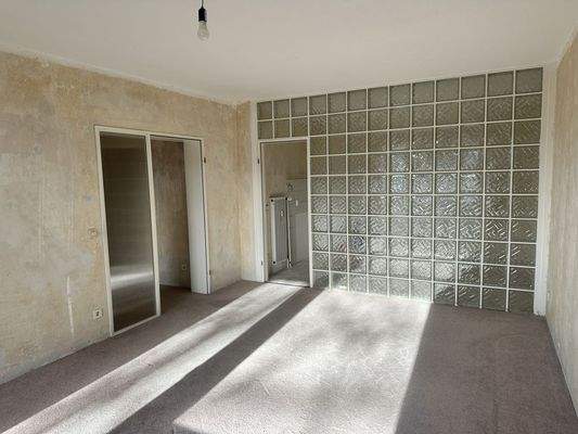 Wohnzimmer mit Blick Richtung Küche