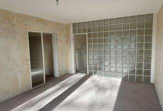 Wohnzimmer mit Blick Richtung Küche