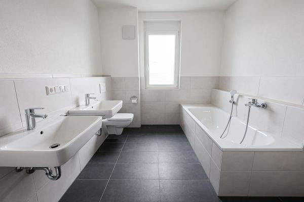 Badezimmer mit Badewanne und Dusche