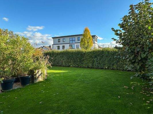 Großzügige Rasenfläche