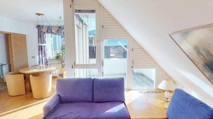 Charmante 3-Zimmer-Dachgeschosswohnung mit Terrasse, Aussicht & Garage – Silandro mansarda con terrazza e garage – attic apartment with terrace, view & garage in central location.