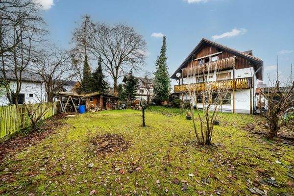 Hausansicht mit Garten