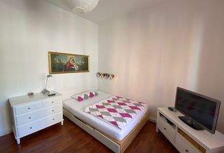 Heller Wohnbereich mit Laminat!