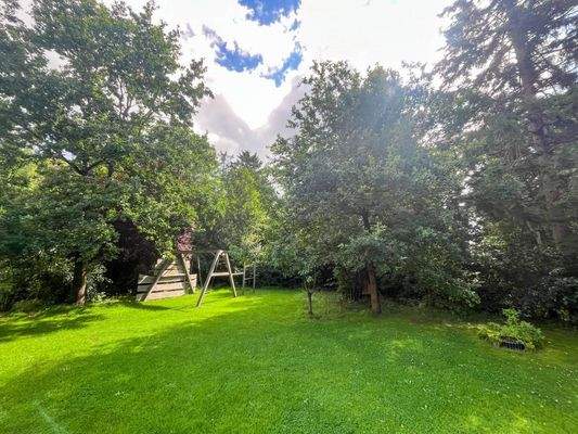 großzügiger Gartenbereich