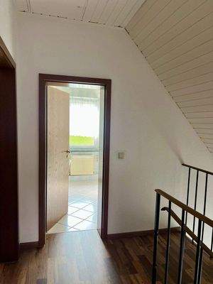 Flur und Zugang zum Bad im Dachgeschoss