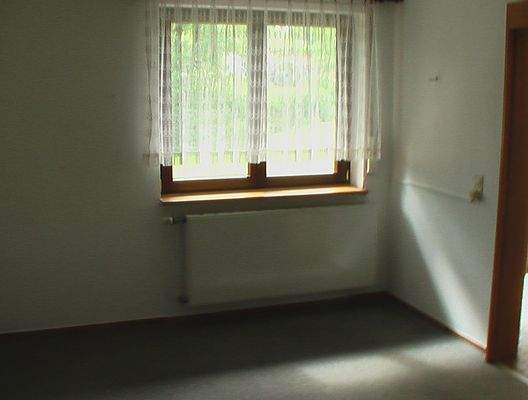 9 UG Zimmer neben Eingang.JPG