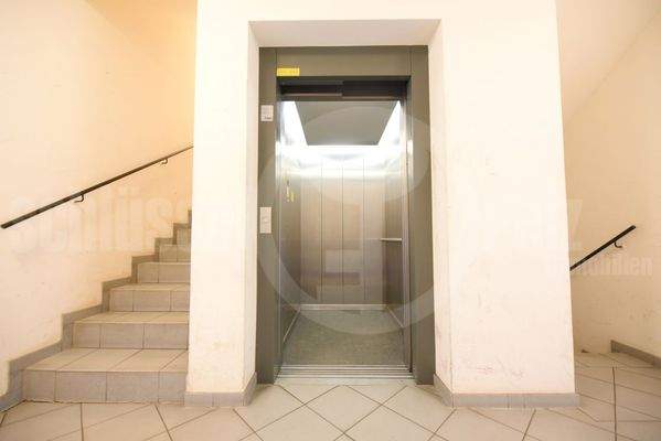 Treppenhaus mit Lift