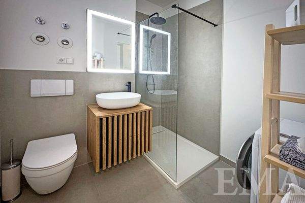 Bad mit beleuchtetem Spiegel