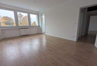 Helles Wohnzimmer mit Aussicht