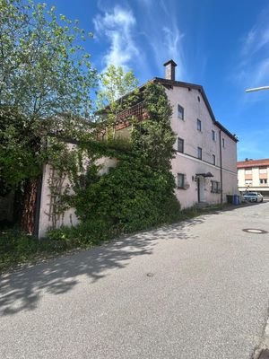 Haus von Seite mit Garage