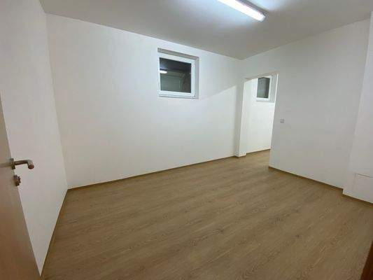 Stau- oder Fitnessraum mit Fenster und befahrbaren Lichtschacht im Keller