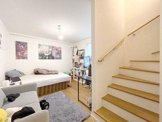 Blick von der Massivtreppe zum Souterrain-Zimmer