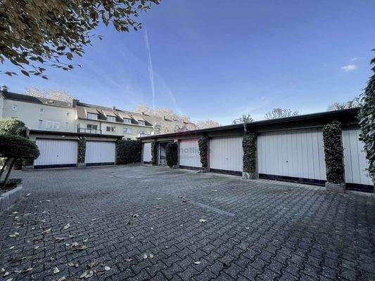 Garagen mit gepflastertem Hof