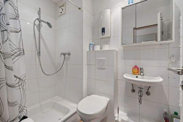 Badezimmer mit Eckdusche.