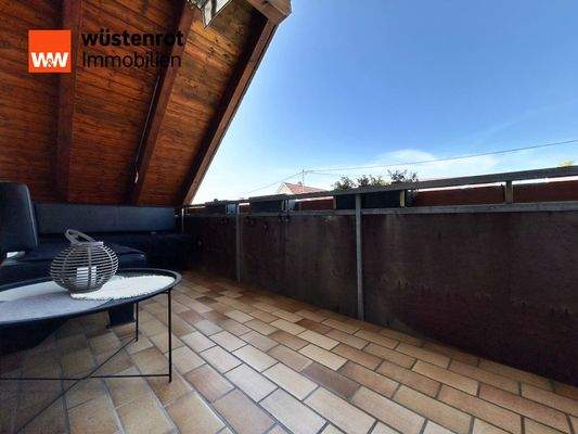 Wohnzimmer-Balkon: Ein Platz unter Holz und Himmel – still und geschützt