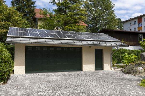 Doppelgarage mit PV-Anlage