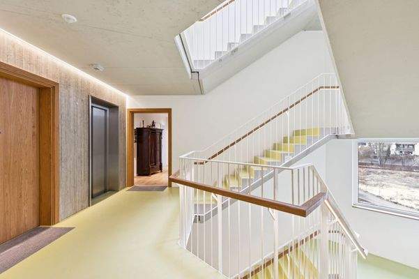 Modernes Treppenhaus mit Lift 