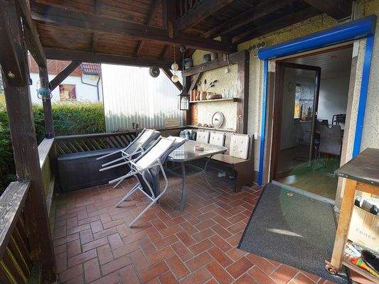 Überdachter Terrassenbereich im EG