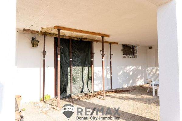 49 Sanierungsbedürftige Terrasse