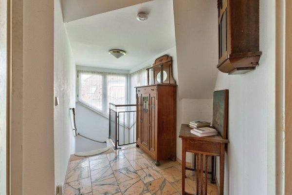 Flur im Dachgeschoss mit Treppenaufgang