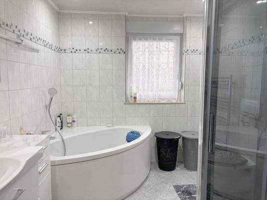 Badezimmer mit Badewanne ...