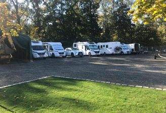 Stellplätze hinten Sommer.jpg