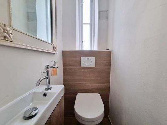 Gäste-WC mit Handwaschbecken