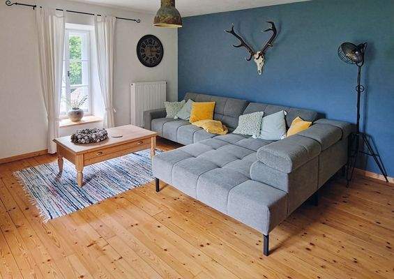 lichtdurchfluteter Wohnbereich mit traditionellem Charme