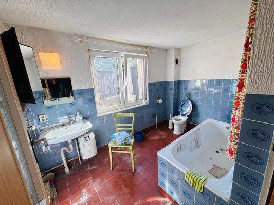 Bad -  freie Wohnung im EG