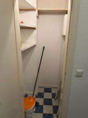 Kleiner Abstellraum mit Regalen