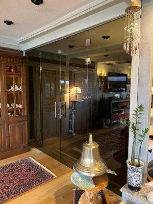 Glastrennwand zum großen Wohnzimmer