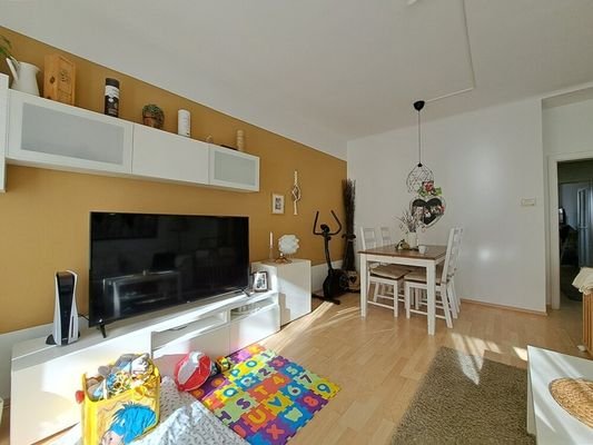 nochmals im Wohnzimmer (Esstisch könnte übernommen werden)