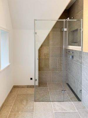 Großes Duschbad mit Naturstein.jpg