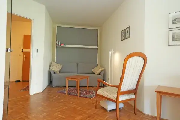 Hochschrank mit Sofa und Schlafbett