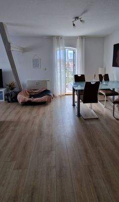 Wohnzimmer mit Balkon