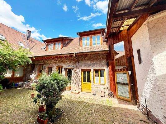 Hofansicht mit Eingang Hausanschlussraum